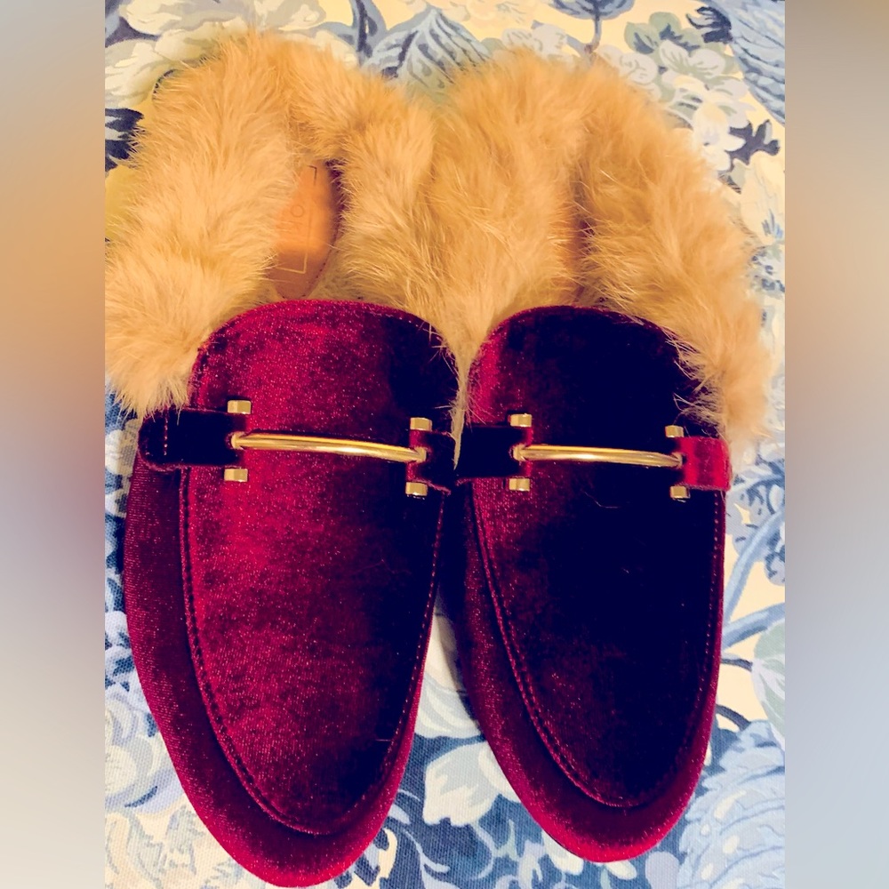 New Yoki Wine Velvet and Fur Slides with Gold Metal Detail.  Sz 10.  Classic 🛍